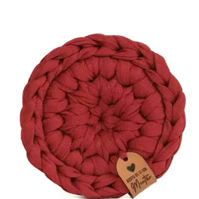 Suporte redondo vermelho em tecido trançado com etiqueta