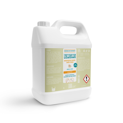 Galão plástico branco com rótulo de detergente para cozinhas