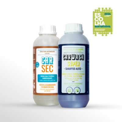 Duas garrafas plásticas para produtos de lavagem e proteção automóvel com rótulos coloridos e selo verde de sustentabilidade.