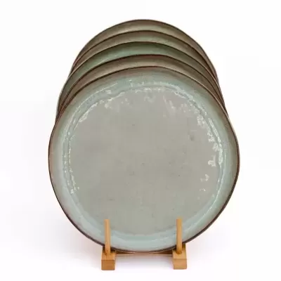 Conjunto de seis pratos cerâmicos azuis e bege em suporte de madeira