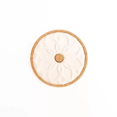 Descanso de panela redondo em cortiça e cerâmica branca com padrão floral