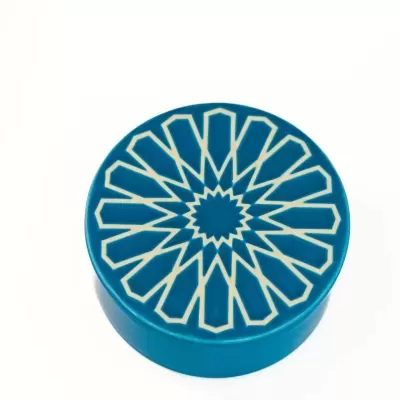 Caixa redonda azul com padrão branco geométrico no topo