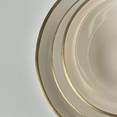 Conjunto de três pratos brancos com bordos dourados