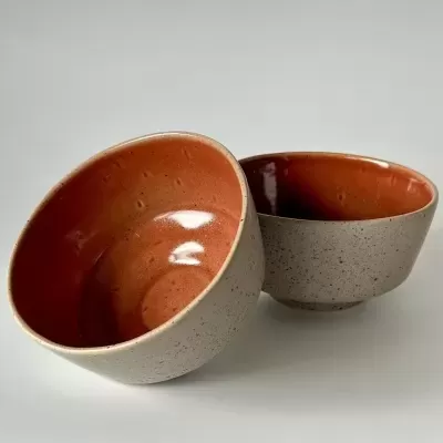 Duas tigelas cerâmicas cinzentas com interior castanho avermelhado