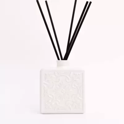 Difusor de aromas branco com varetas pretas