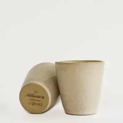 Dois copos de cerâmica bege com texto Atlântica PORTUGAL na base