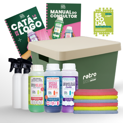 Conjunto de produtos de limpeza INOKEM com detergentes, manuais, panos de microfibra coloridos e balde verde com tampa bege.