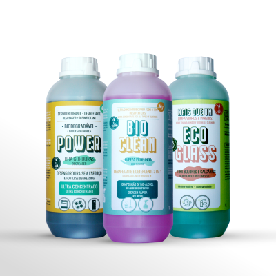 Três garrafas de produtos de limpeza biodegradáveis coloridas com textos em português.