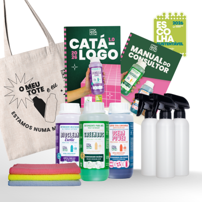 Detergentes biológicos em garrafas com pulverizador, panos coloridos, sacola de pano e manuais de catálogo