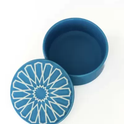 Caixa redonda em cerâmica azul com tampa decorada em padrão geométrico