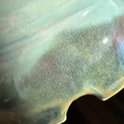 Objeto cerâmico azul e verde com acabamento vidrado e borda ondulada