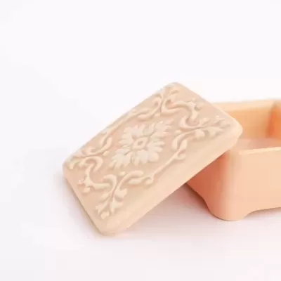 Caixa decorativa creme com tampa em relevo