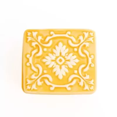 Sabonete quadrado amarelo com padrão branco floral em relevo