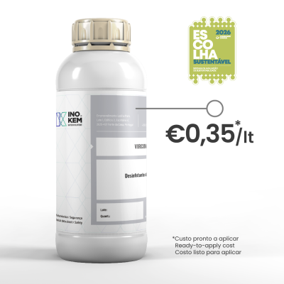 Frasco branco de desinfetante com rótulo branco e cinza da INOKEM ao lado de selo verde de escolha sustentável e preço por litro.