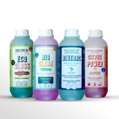 Quatro garrafas de produtos de limpeza coloridas alinhadas sobre fundo branco