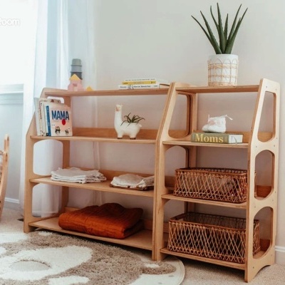 Estante decorativa de madeira clara com livros, cestos de vime e planta em vaso