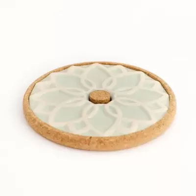 Base para prato redonda em cerâmica azul claro com borda e centro em cortiça