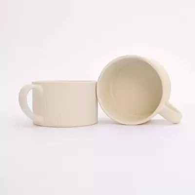 Conjunto de duas canecas creme de cerâmica com textura de linhas verticais