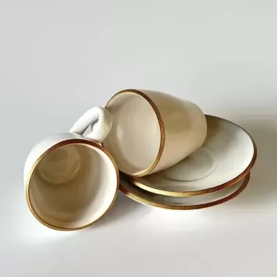 Conjunto de chávenas e pires brancos com bordas douradas