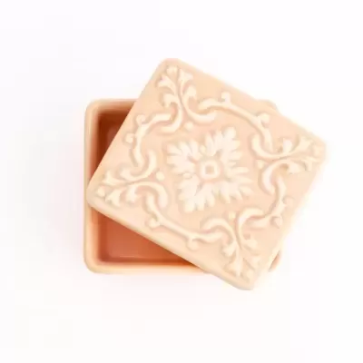 Caixa de cerâmica quadrada bege com tampa decorativa floral