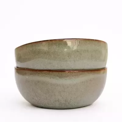 Duas tigelas de cerâmica verde e castanha empilhadas