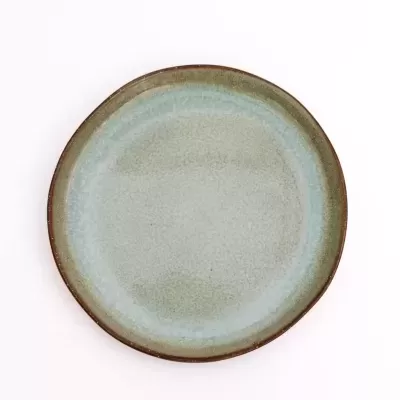 Prato redondo em cerâmica com tons verde e azul