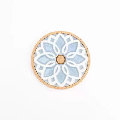 Descanso de copos redondo com padrão floral azul claro e branco em base de cortiça