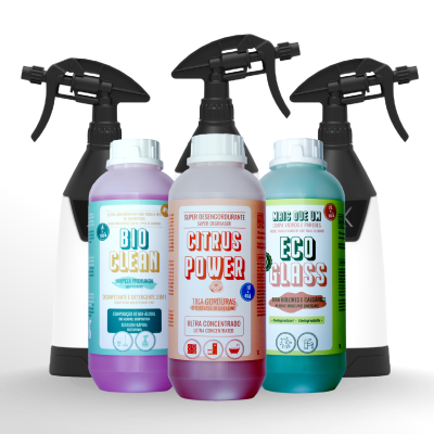 Três frascos coloridos de produtos de limpeza à frente de frascos de pulverizador preto