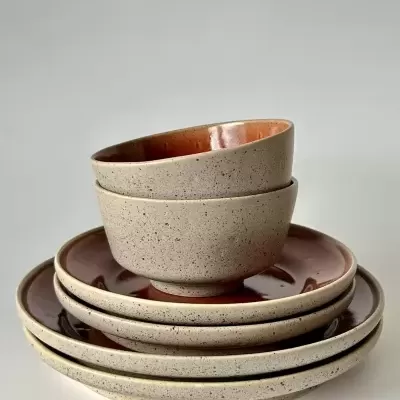 Loiça cerâmica bege exterior e vermelho interior empilhada