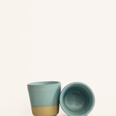 Dois copos de cerâmica azul com base castanha