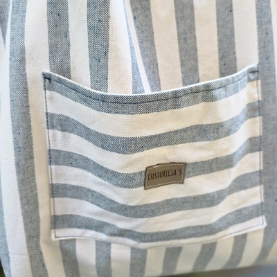 Tecido riscado azul e branco com bolso e etiqueta Custuricias