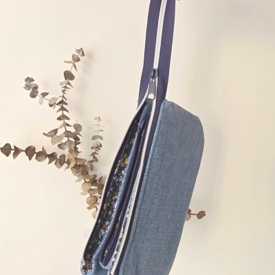 Bolsa pequena azul com alça e padrão floral interior