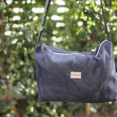 Mala de ombro azul escuro em tecido de veludo com fecho zip