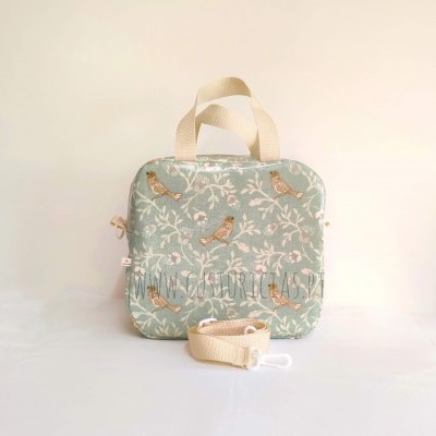 Mala quadrada azul esverdeada com padrão de raminhos e pássaros, alças e correia bege