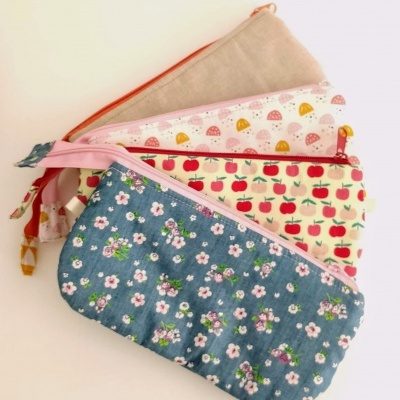 Conjunto de bolsas de tecido com estampados variados e fechos de correr.