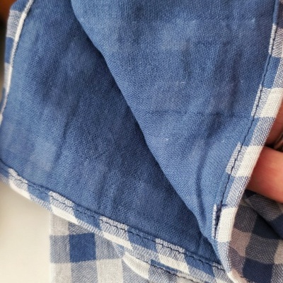 Pano de cozinha em algodão azul com padrão de quadrados azuis e brancos