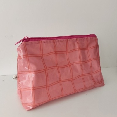 Necessaire cor-de-rosa com padrão quadriculado vermelho e fecho rosa