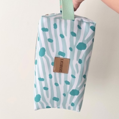 Bolsa de tecido com padrão branco e verde e alça verde claro