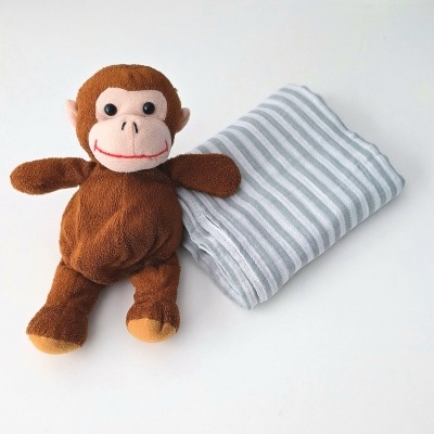 Urso de peluche castanho com tecido de riscas cinza e branco