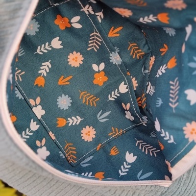 Bolsa verde claro com interior azul de padrão floral colorido