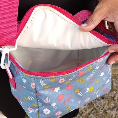 Bolsa com padrão floral azul aberta com interior branco