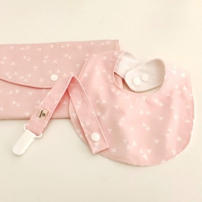 Acessórios para bebé em rosa com pequenos corações brancos