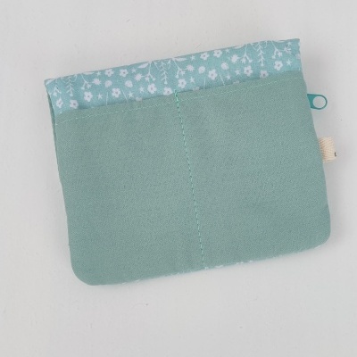 Carteira ou bolsa pequena em tecido verde água com padrão floral branco
