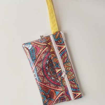 Carteira pequena colorida com estampado mandala e alça amarela