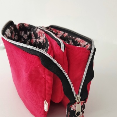 Bolsa pequena vermelha com interior floral aberta
