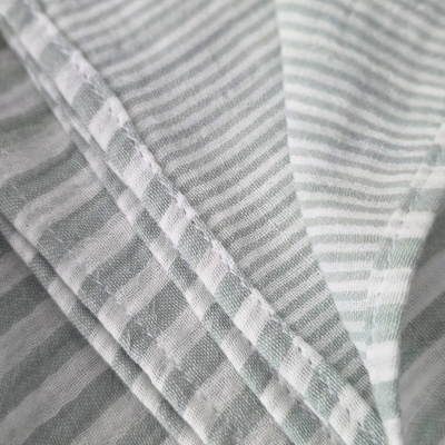 tecidos de algodão cinza com riscas brancas e costuras