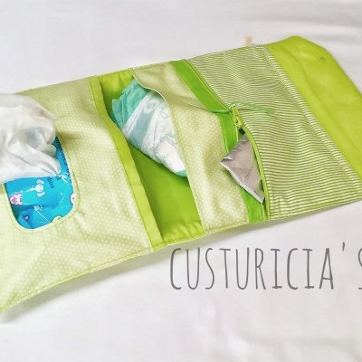 Estojo organizador verde claro com compartimentos para fraldas