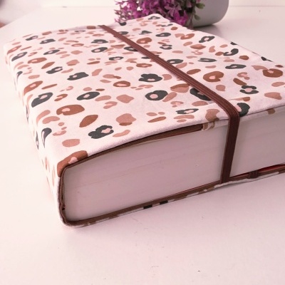 Livro com capa animal print em tecido e elástico castanho