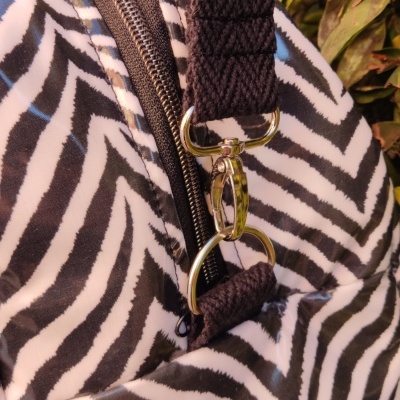 Mala com padrão zebra a preto e branco com alça preta e gancho metálico