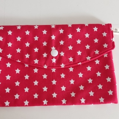 Estojo tecido vermelho com estrelas brancas e fecho de mola